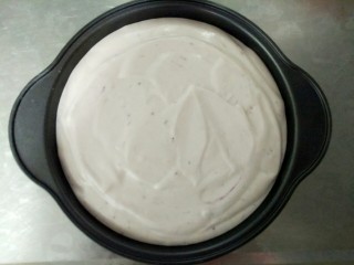 10、紫薯酸奶戚风,拌匀后就可以倒入蛋糕模具中