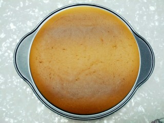 12、紫薯酸奶戚风,出炉后振几下,以便脱模。