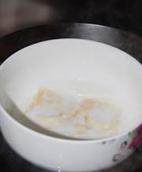 1、草莓可可慕斯,180G牛奶浸泡吉利丁片至柔软，隔水溶化