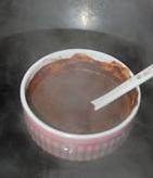 2、草莓可可慕斯,180G牛奶隔水加热后把可可粉溶化至无颗粒