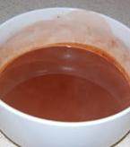 3、草莓可可慕斯,把吉利丁液和可可液混合均匀后放凉