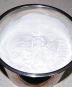 4、草莓可可慕斯,淡奶加细砂糖打发至六七分发