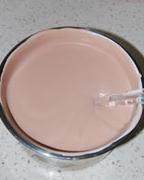 5、草莓可可慕斯,把步骤3和步骤4混合并拌匀