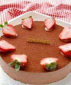 7、草莓可可慕斯,冷藏过的慕斯脱模后撒上可可粉，再用草莓装饰即可