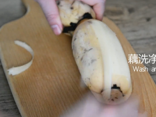 1、绝对停不了嘴，爆爆爆好吃的凉拌香辣藕片,藕洗净去皮