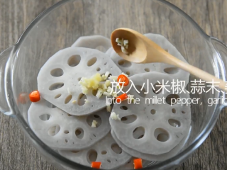 9、绝对停不了嘴，爆爆爆好吃的凉拌香辣藕片,放入小米就、姜蒜末