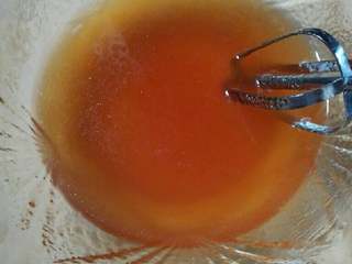 1、五仁月饼,转换糖浆放入大碗，加入枧水和玉米油充分搅拌均匀。