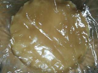 3、五仁月饼,揉成光面（不要过分揉）盖上保鲜膜醒一小时左右。