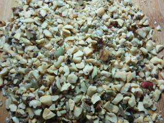 4、五仁月饼,将所有干果烤熟，切碎备用。