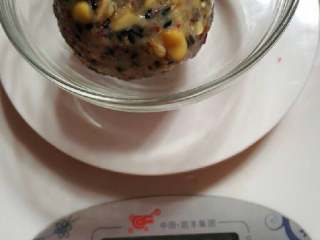 9、五仁月饼,把五仁馅和面团按7：3的比例称量好。