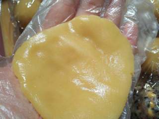 11、五仁月饼,取一面团压成饼状。