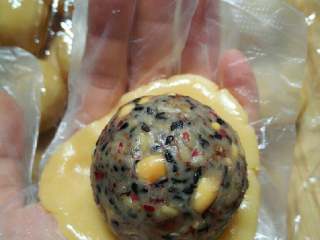 12、五仁月饼,放入五仁馅。