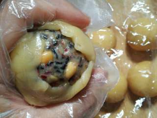 13、五仁月饼,慢慢推动面皮至收口。