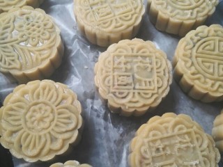 15、五仁月饼,压成月饼状，放入铺好油纸的烤盘中。