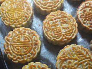 17、五仁月饼,烤至上色即可取出。