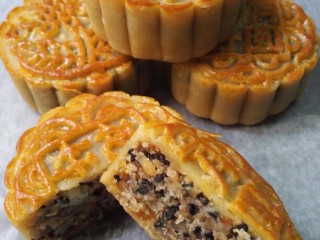 20、五仁月饼,切开来再拍一张。