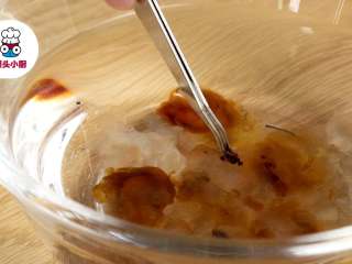 1、养颜桃胶木瓜盅,桃胶5粒用清水浸泡至少10小时，然后洗净，剔除黑色杂质