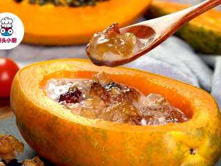 5、养颜桃胶木瓜盅,再放入上汽的蒸锅蒸20分钟，取出即可享用