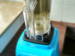 1、海苔全麦苏打饼,取出你家的料理爱机，先把海苔用手撕成碎片，然后扔进料理机开动强劲的马达打成碎末。最后取5g使用就可以了。