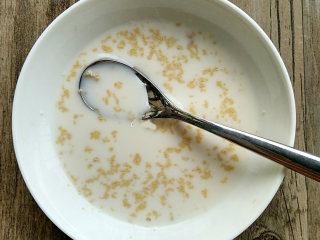 2、海苔全麦苏打饼,牛奶稍微喝水加热下，大约保持30度左右，然后放入酵母混合。静置备用。