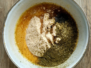 3、海苔全麦苏打饼,将全麦粉，蛋液，橄榄油，海苔末，盐，小苏打混合拌匀，加入牛奶，揉成面团。为了防止面团稀散的情况，可以边加入牛奶边动作轻柔富有节奏感的揉