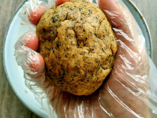 4、海苔全麦苏打饼,握在手心里的团儿，戴手套的目的是让乃们看得干净清爽，仅此而已...