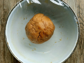 5、海苔全麦苏打饼,封上保鲜膜，静置30分钟以上。