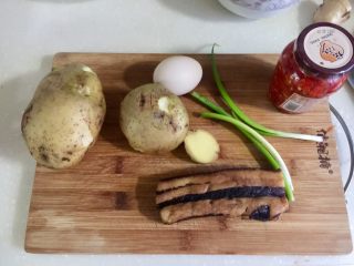 1、特简单，超级香➕剁椒土豆蒸酱油肉,食材合照：窦妈妈自制酱油肉一块约180g，用新鲜五花肉压去血水，煮好de酱油香料汤汁加白酒冰糖泡制再晒干，味道非常香哦。土豆两颗，姜一小块，小葱一根，准备剁椒酱。本来还准备加一个鸡蛋，后来竟然忘记????