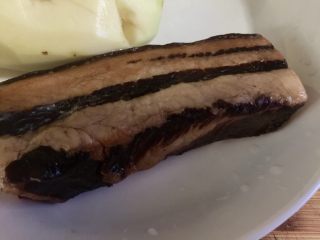 2、特简单，超级香➕剁椒土豆蒸酱油肉,把酱油肉清洗一下，洗去表面浮灰