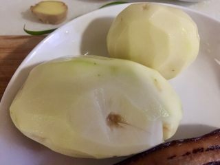 3、特简单，超级香➕剁椒土豆蒸酱油肉,土豆削皮洗净