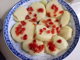 4、特简单，超级香➕剁椒土豆蒸酱油肉,土豆切两毫米厚的片，先铺一层在盘底，妈妈泡的酱油肉没有咸肉那么咸，所以我在土豆上先点缀了一些剁椒