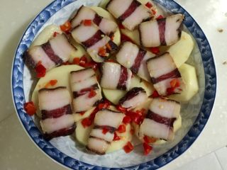 6、特简单，超级香➕剁椒土豆蒸酱油肉,在土豆片上铺上一层酱油肉