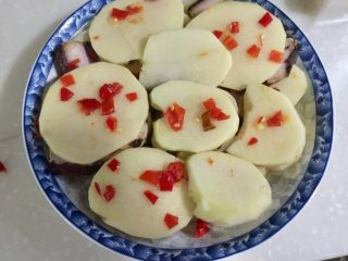 7、特简单，超级香➕剁椒土豆蒸酱油肉,再铺一层土豆片，点缀一些剁椒