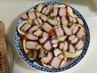 8、特简单，超级香➕剁椒土豆蒸酱油肉,再铺上一层酱油肉，层层叠叠的，蒸出来，酱油肉的油脂味道才充分渗入土豆中，很香