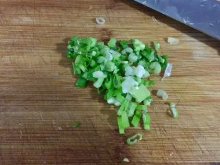 11、特简单，超级香➕剁椒土豆蒸酱油肉,小葱切末