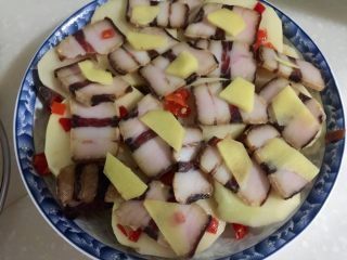 12、特简单，超级香➕剁椒土豆蒸酱油肉,把姜片摆在酱油肉上