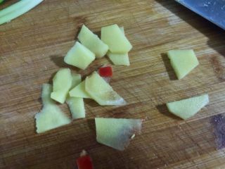 10、特简单，超级香➕剁椒土豆蒸酱油肉,姜切薄片