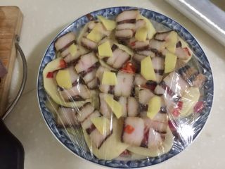 13、特简单，超级香➕剁椒土豆蒸酱油肉,蒙上保鲜膜，