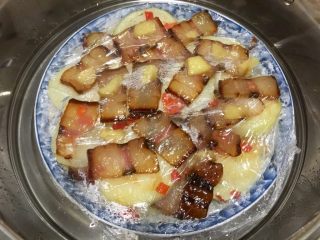 15、特简单，超级香➕剁椒土豆蒸酱油肉,酱油肉的肥肉部分已经变得透明，开锅后厨房都是酱油肉特有的香味，好诱人