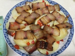 16、特简单，超级香➕剁椒土豆蒸酱油肉,去掉保鲜膜，取下姜片