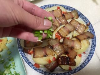 17、特简单，超级香➕剁椒土豆蒸酱油肉,最后撒上一点葱末，即可