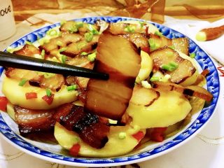 21、特简单，超级香➕剁椒土豆蒸酱油肉,蒸好的酱油肉香而不腻，简直停不了口，哈哈。感兴趣的宝宝们，快来一试吧????????