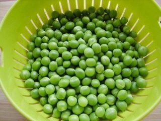 1、薄荷青豆糕,将青豌豆剥出豆仁，冲洗干净