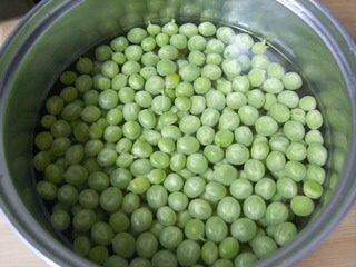 2、薄荷青豆糕,加清水入锅煮熟，放凉