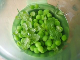 4、薄荷青豆糕,加入洗净的薄荷一起打碎