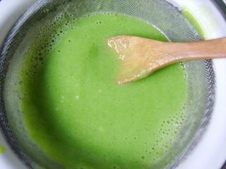 5、薄荷青豆糕,用细的网筛过滤一下