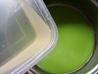 7、薄荷青豆糕,将融好的吉利丁溶液倒入青豆泥中，搅拌均匀