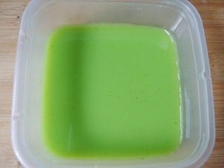 8、薄荷青豆糕, 将混合溶液倒入干净保鲜盒中放冰箱冷藏成型