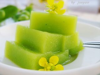 9、薄荷青豆糕,取出，用牙签沿着保鲜盒四周轻轻划一圈，倒扣，切小块装盘就可以食用