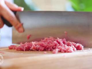 2、萝卜糕12m+,首先，我们把猪肉剁成末~